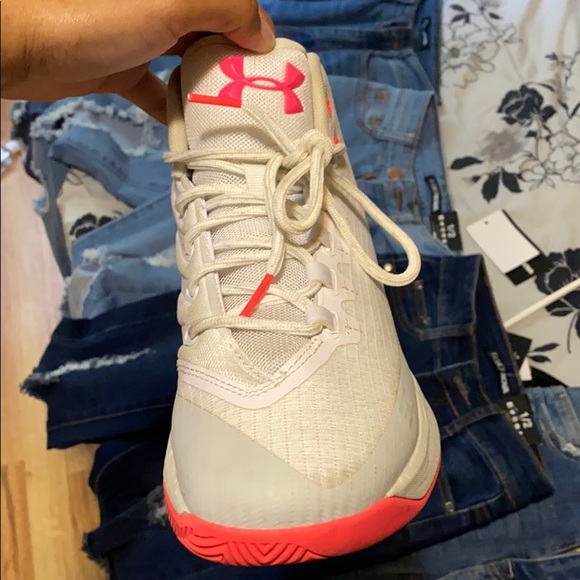 Basketball shoes - Picture 2 of 2